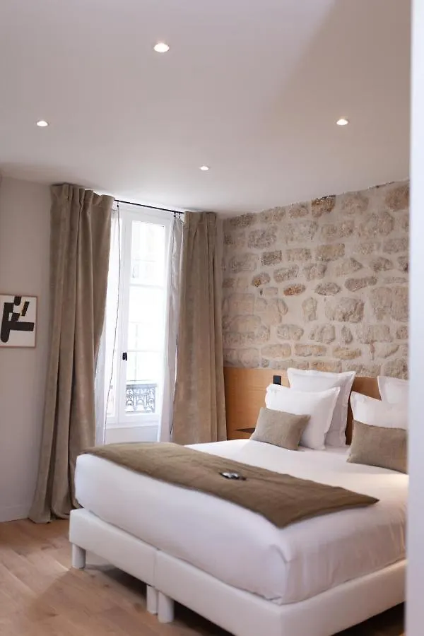 ** Hotel Tinah Paris, Champs Elysees France