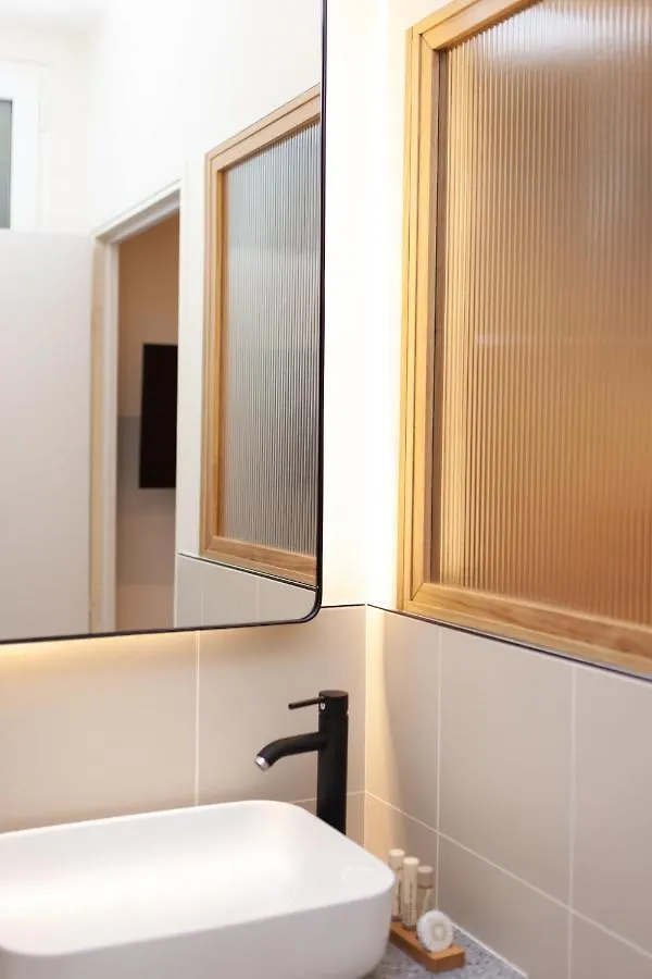Tinah Paris, Champs Elysees Hotell