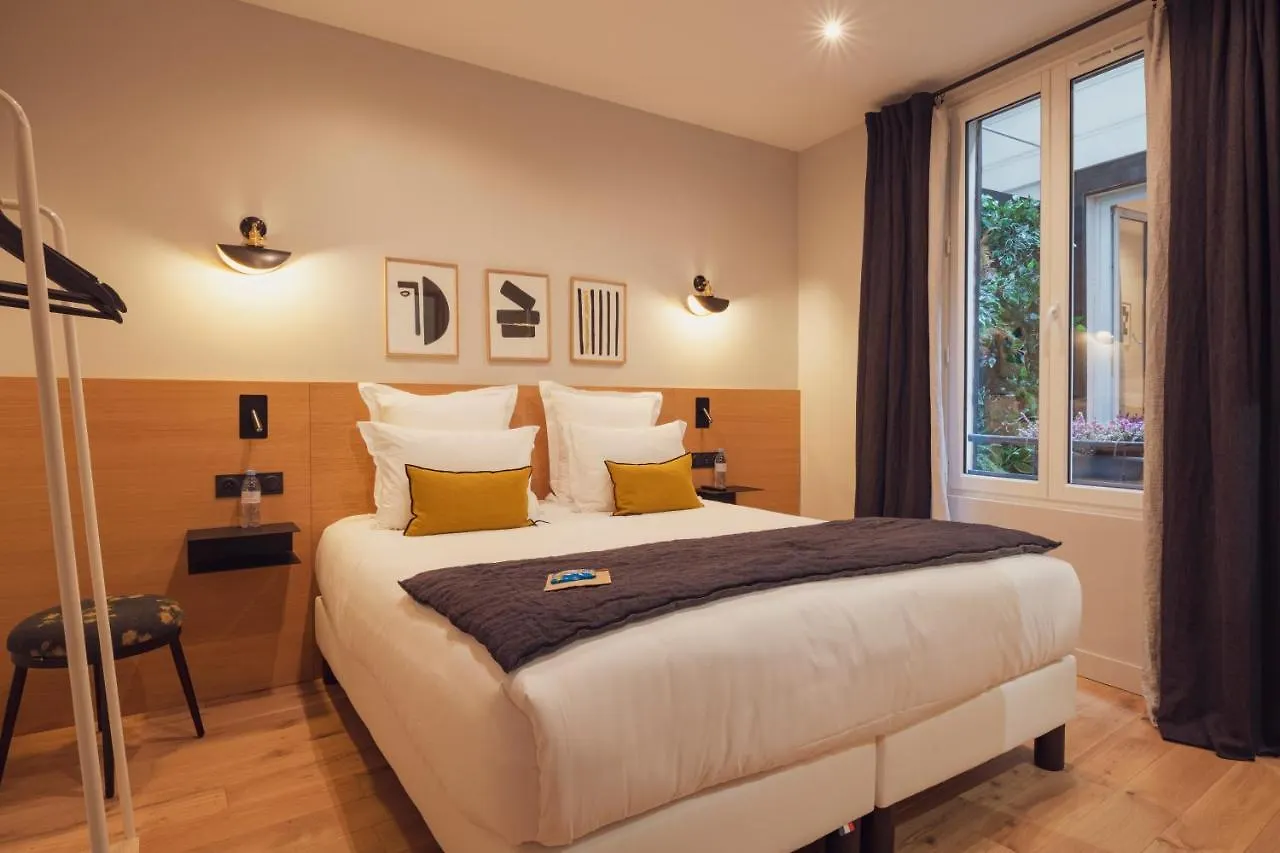 Tinah Paris, Champs Elysees Hotel Paris