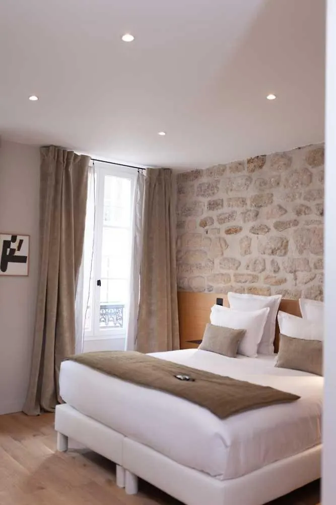 ** Hotel Tinah Paris, Champs Elysees France