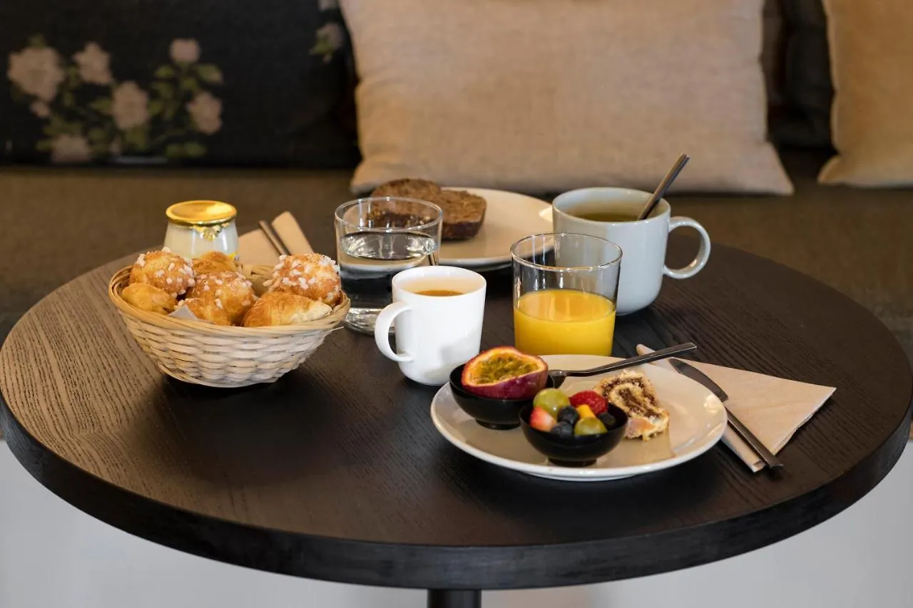 Tinah Paris, Champs Elysees Hotel Paris